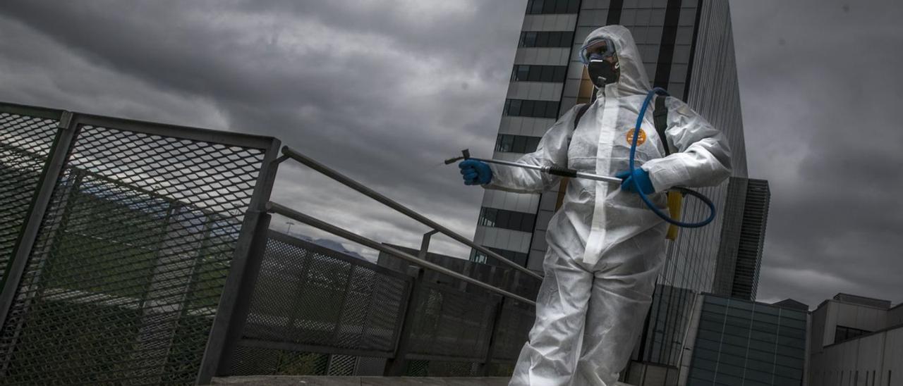 Un militar trabaja en tareas de desinfección en el HUCA (Oviedo), al inicio de la pandemia de covid-19. | Miki López