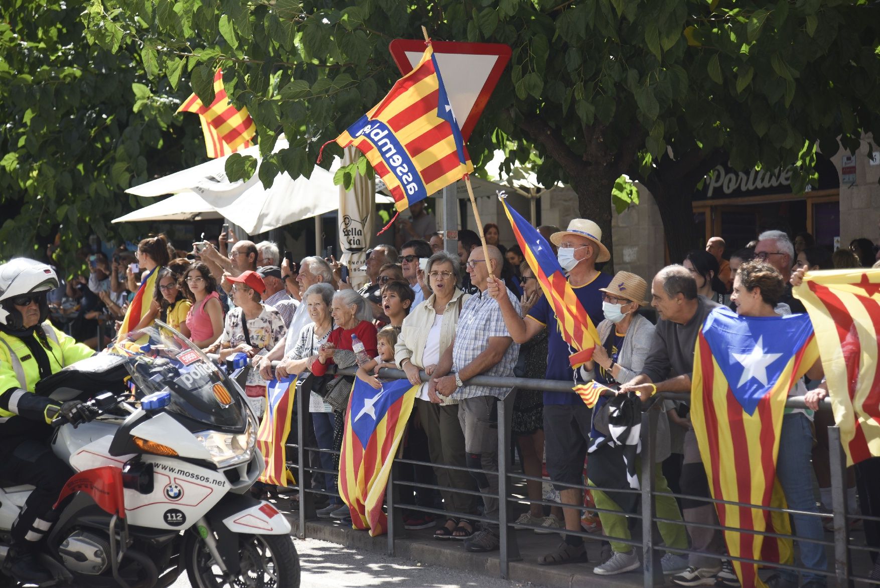 El pas fugaç de 'La Vuelta' per Solsona congrega centenars de persones al portal de Sant Miquel