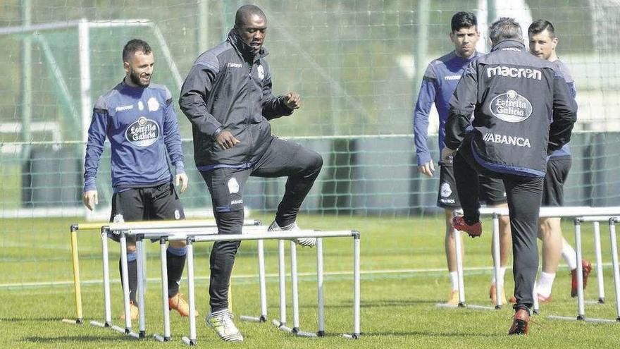 Seedorf, durante un entrenamiento reciente en Abegondo. // La Opinión