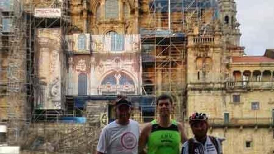 Pascual, junto a Abad y otro compañero en la plaza del Obradoiro.