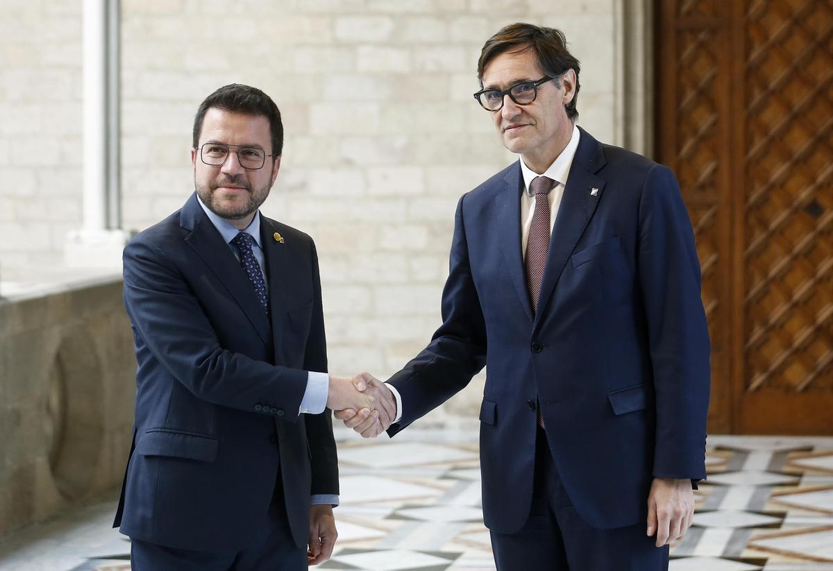 Los candidatos Pere Aragonès (ERC) y Salvador Illa (PSC) en el Palau de la Generalitat.