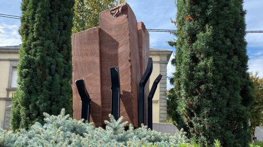 L'escultura instal·lada a la rotonda de la plaça de les Monges de la Seu d'Urgell en homenatge al president Companys
