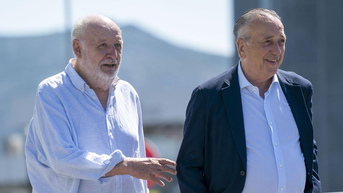 José Manuel Llaneza (i), vicepresidente del Villarreal CF, junto a Fernando Roig en una de sus últimas apariciones.