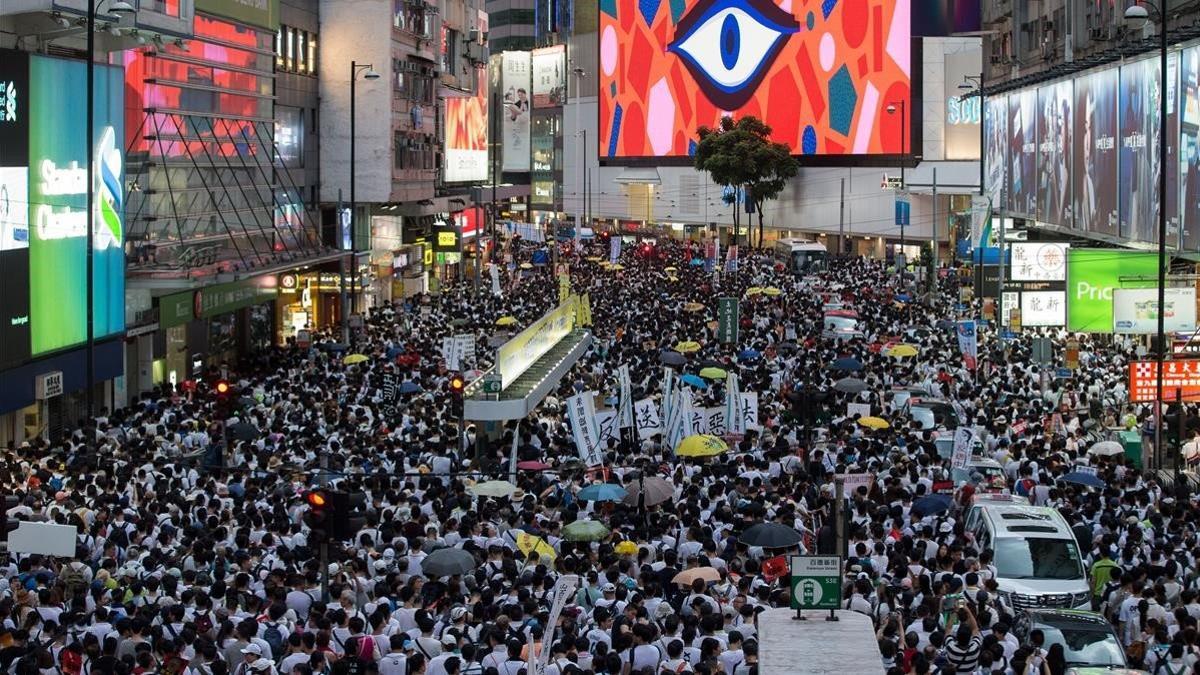 Imagen de la multitudinaria manifestación que ha recorrido las calles de Hong Kong, este sábado.