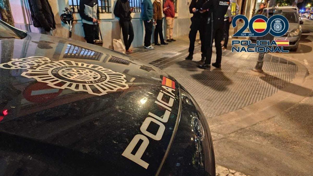 El momento de la detención de los dos jóvenes (arriba a la izquierda) detenidos por estos presuntos hechos.