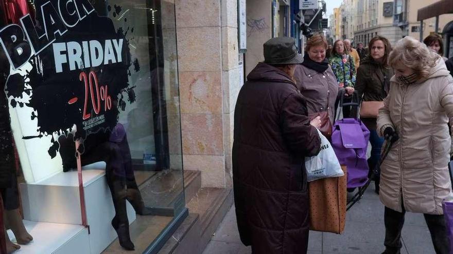 Varias personas salen de una tienda de Santa Clara con sus compras.