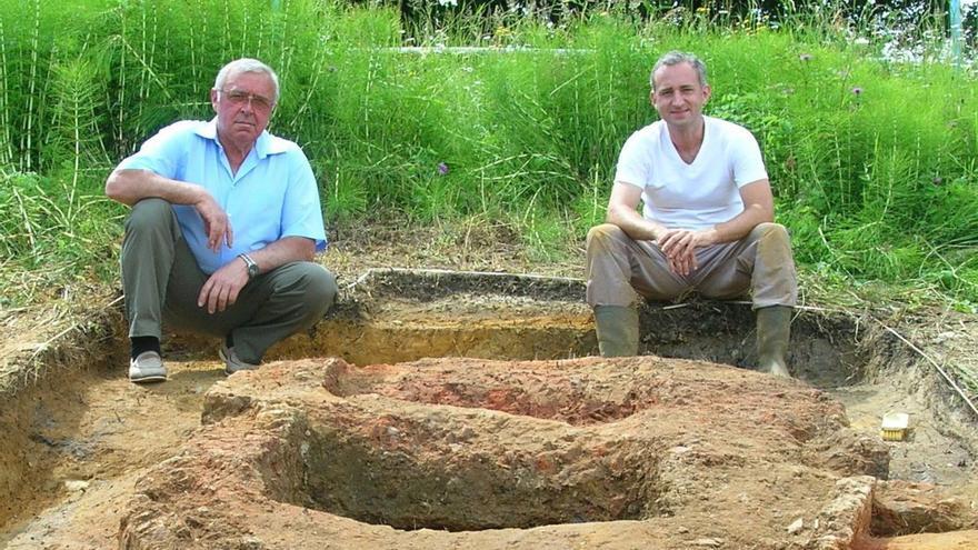 Por la izquierda, José Manuel Vega, «Selito», y Alfonso Fanjul, en la zona del Cantu del Rey donde se descubrió la base del horno más antiguo de Faro.