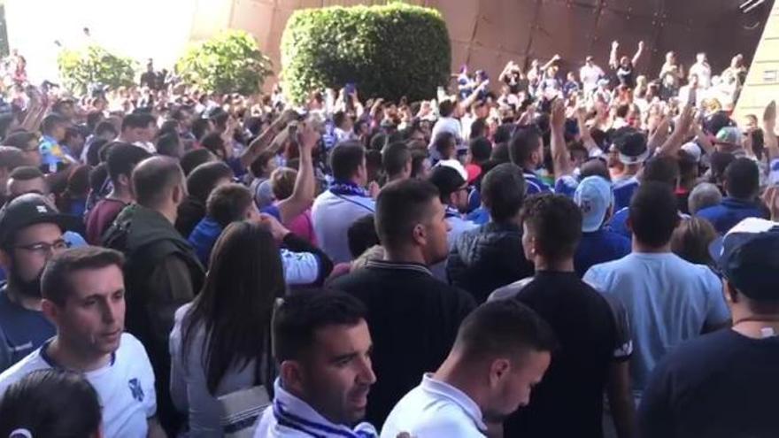 Espectacular recibimiento al CD Tenerife en el 'Derbi Canario'