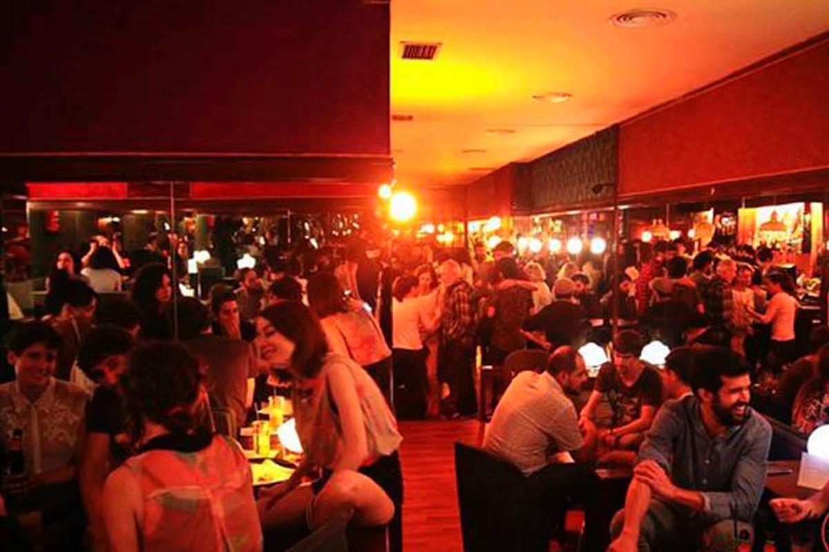 Ambiente en Josealfredo, en una foto tomada desde el fondo del local.