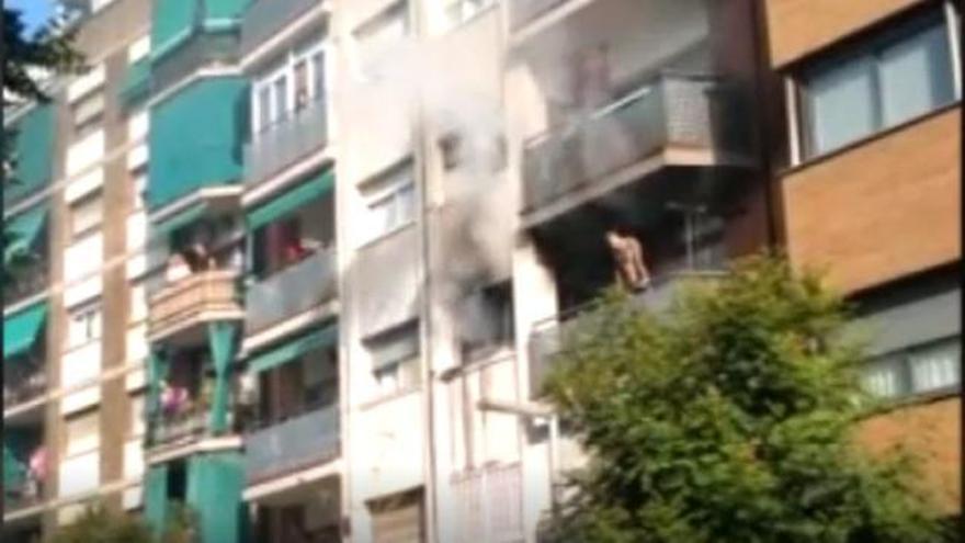 Detenido un joven de 37 años por prender fuego a su vivienda en Santa Coloma de Gramanet con su madre dentro