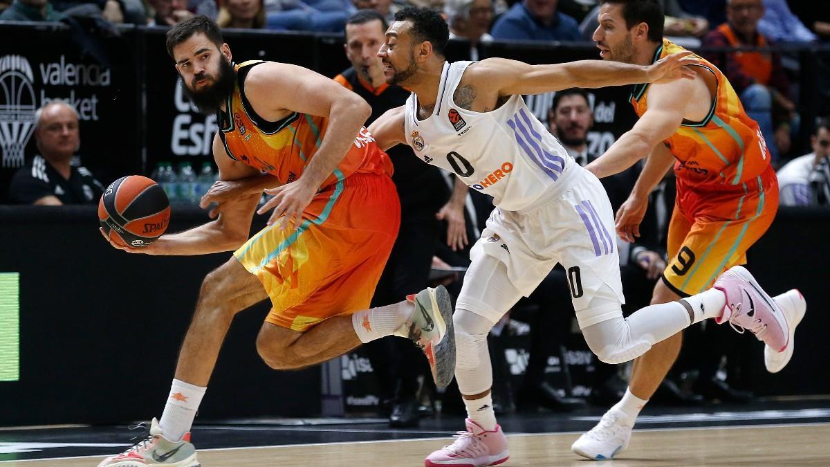 Acción del encuentro entre Valencia y Real Madrid