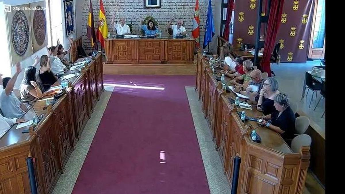 El equipo de Gobierno de PP y Vox votando a favor en el pleno de este lunes.