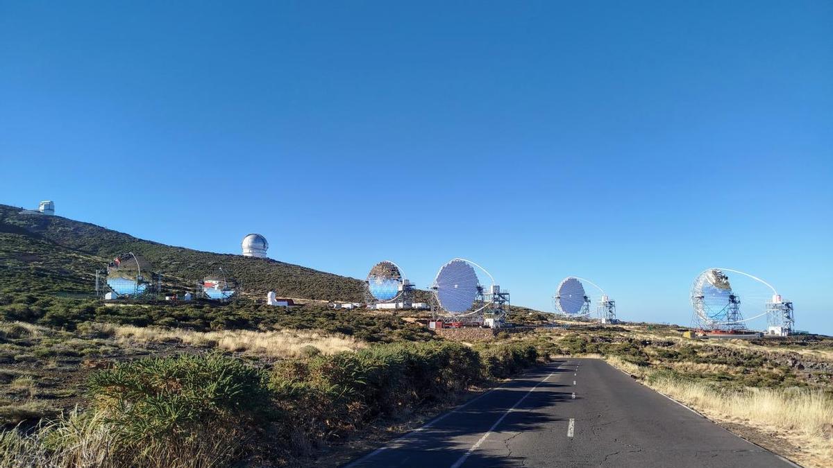 Panorámica del Observatorio del Roque de los Muchachos, en La Palma, con la nueva red de telescopios LST en primer plano