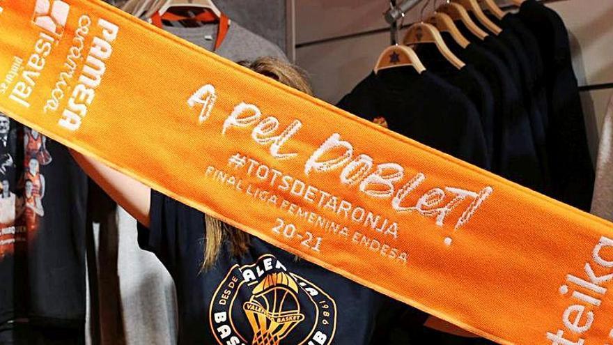 Bufanda conmemorativa de la final de la Liga Femenina Endesa, que se repartirá en La Fonteta