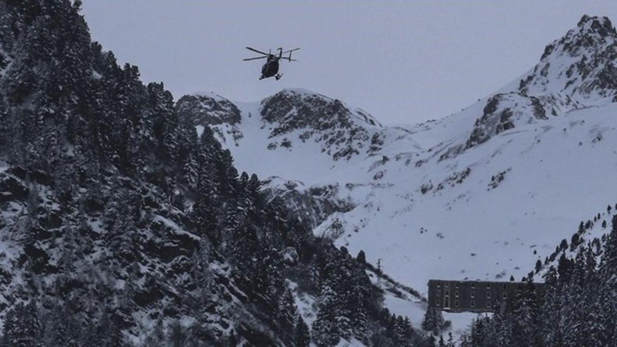 Un helicóptero sobrevuela la zona donde los militares han fallecido en Valfrejus (Francia), este lunes.