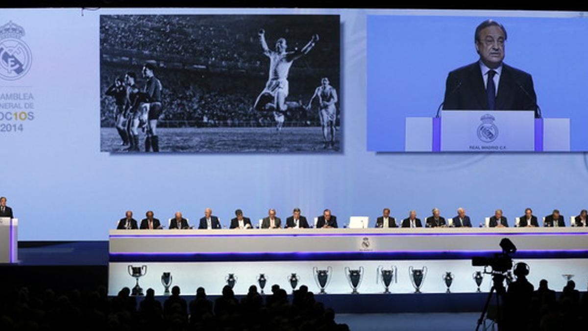 El presidente del Real Madrid, Florentino Pérez, durante el homenaje a Di Stéfano en la Asamblea General Ordinaria del club, este domingo