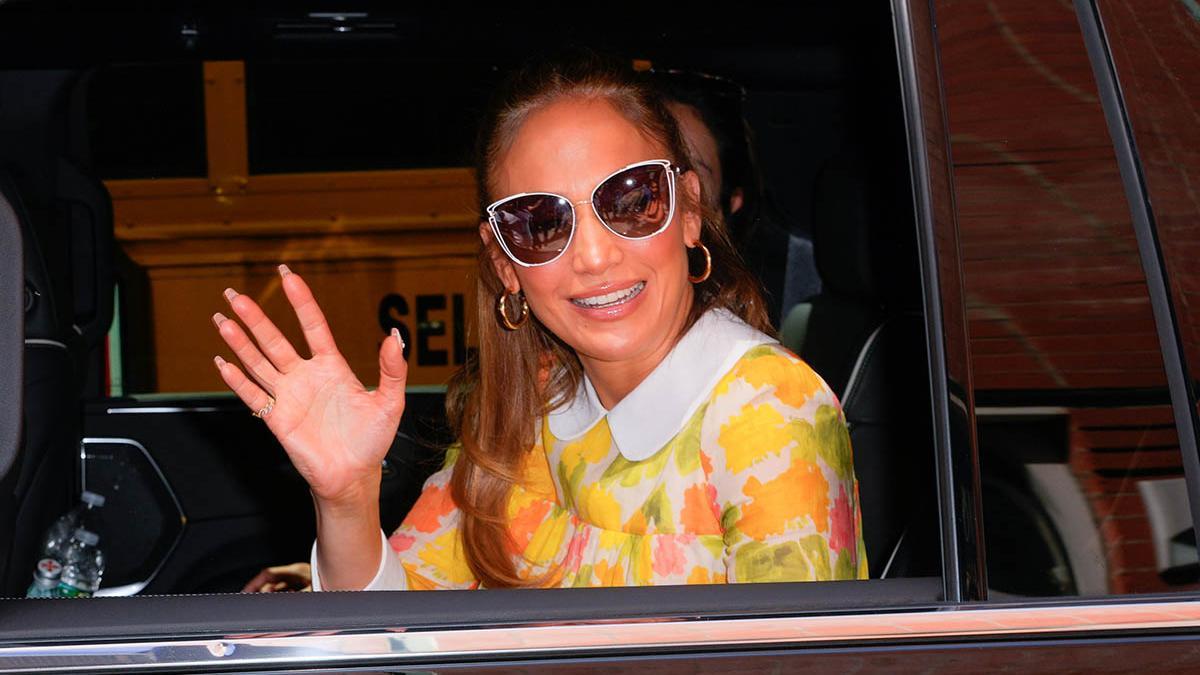 Jennifer Lopez con top frutal con cuello bobo