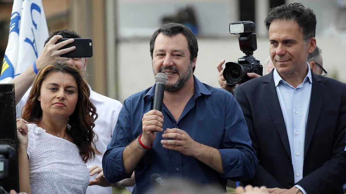 El ministro del Interior italiano, Matteo Salvini (centro), durante un acto en Pisa.