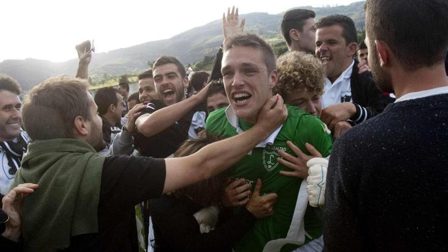 Jugadores y aficionados del Lealtad abrazan a Porrón después de la tanda de penaltis. |