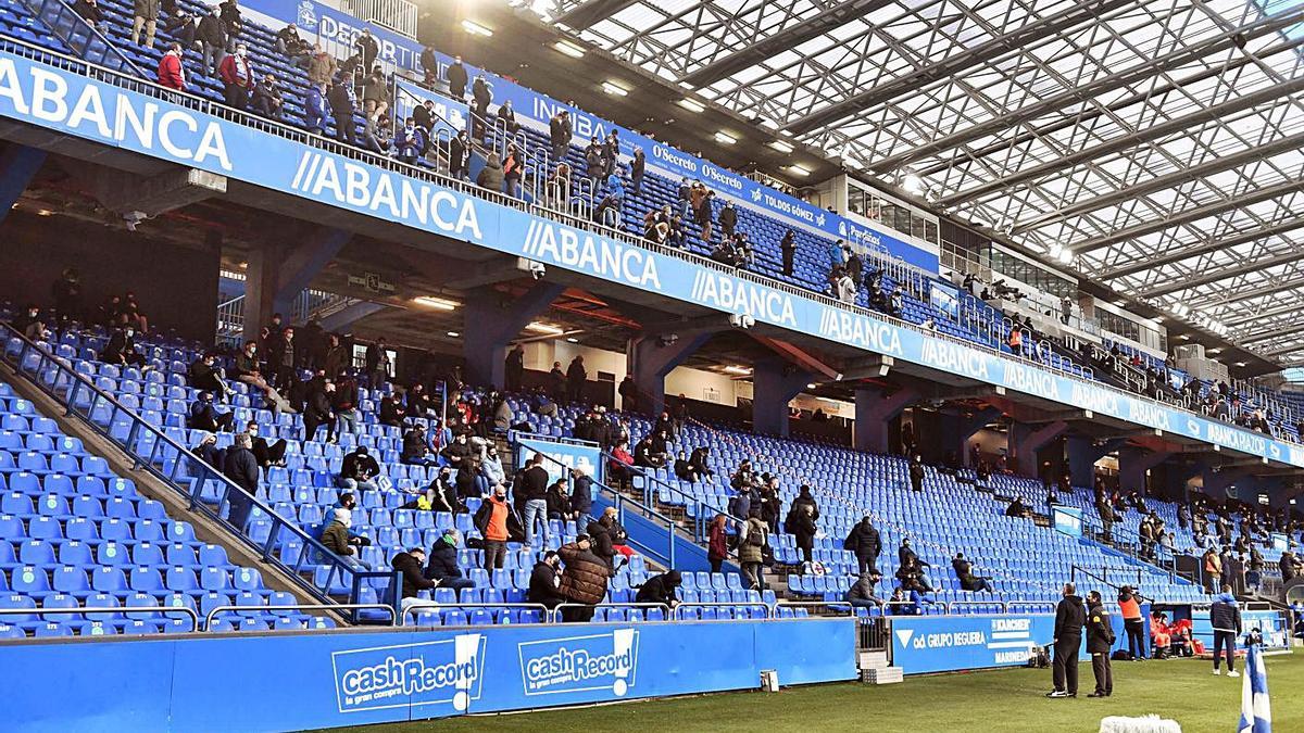 Aficionados en las gradas de Riazor durante el partido contra el Compostela. |  // VÍCTOR ECHAVE