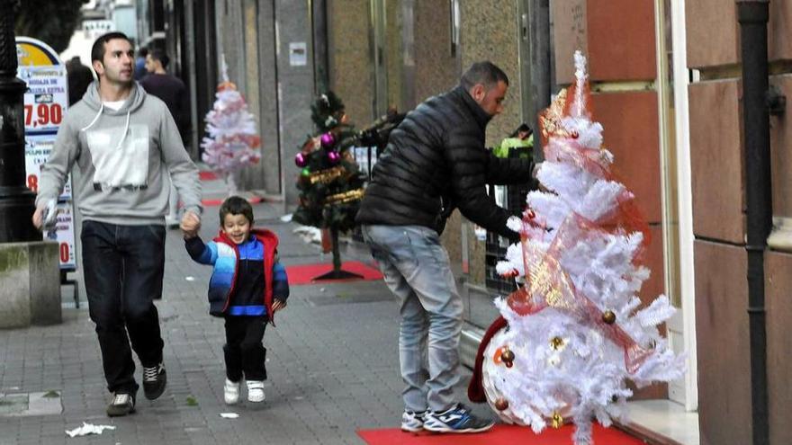 Árboles navideños en la calle Armando Palacio Valdés.