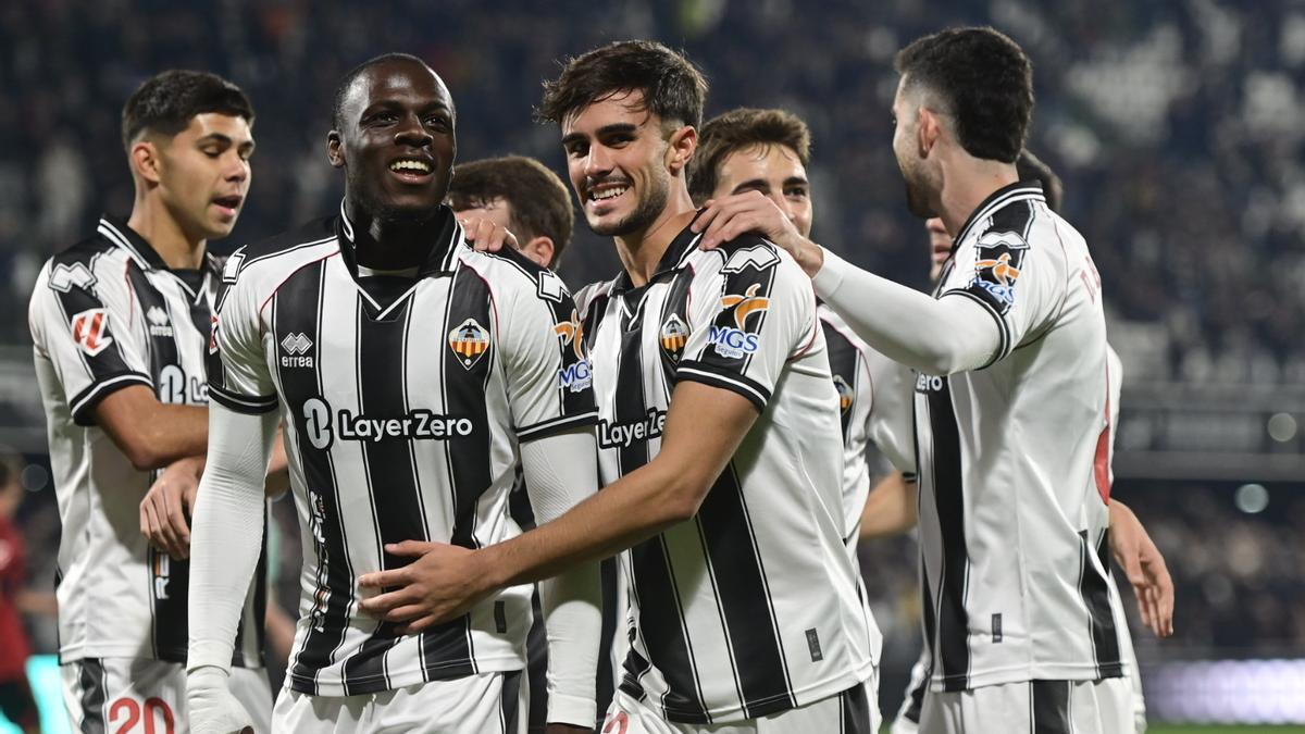 Doué y Alcazar celebran el primer gol del Castellón ante el Mirandés.