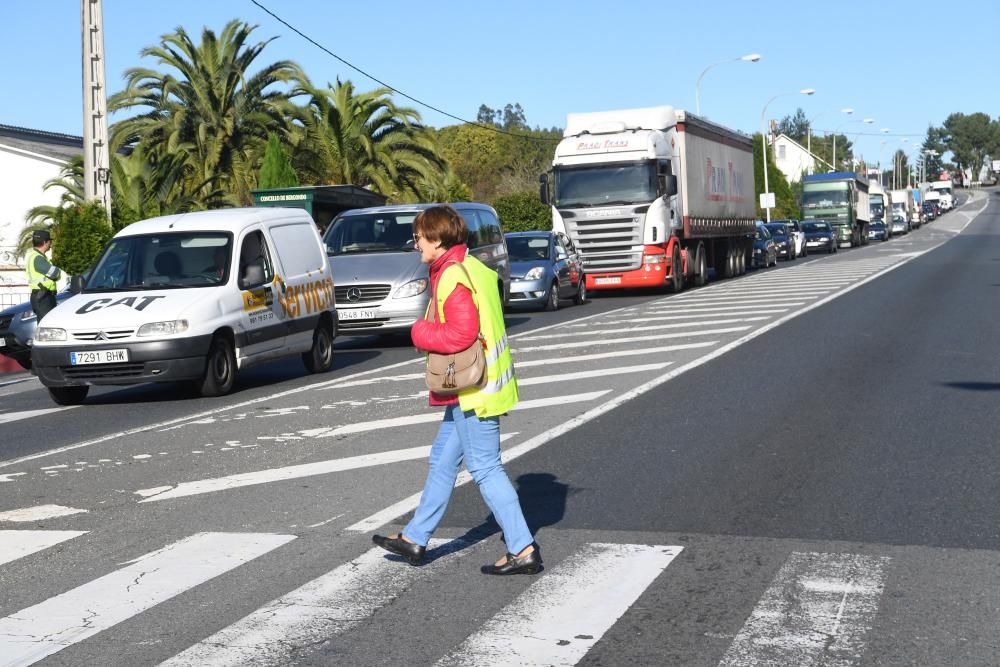 Vecinos de Guísamo cortan el tráfico en el lugar del atropello