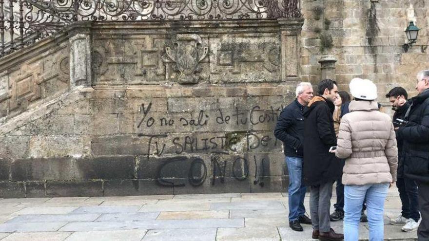 Pintadas contra los Borbones, la Iglesia y Vox en la Catedral de Santiago