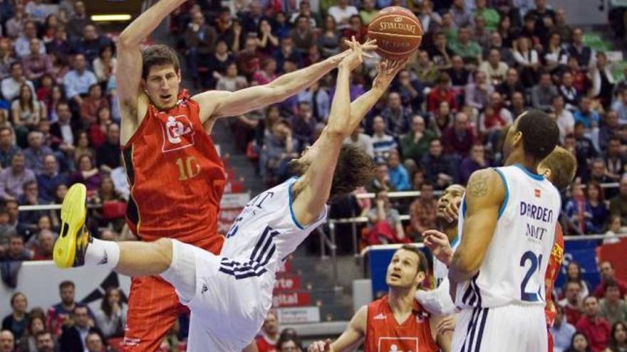 Llul intenta entrar a canasta ante la oposición del croata Damjan Rudez. // Toni Galán