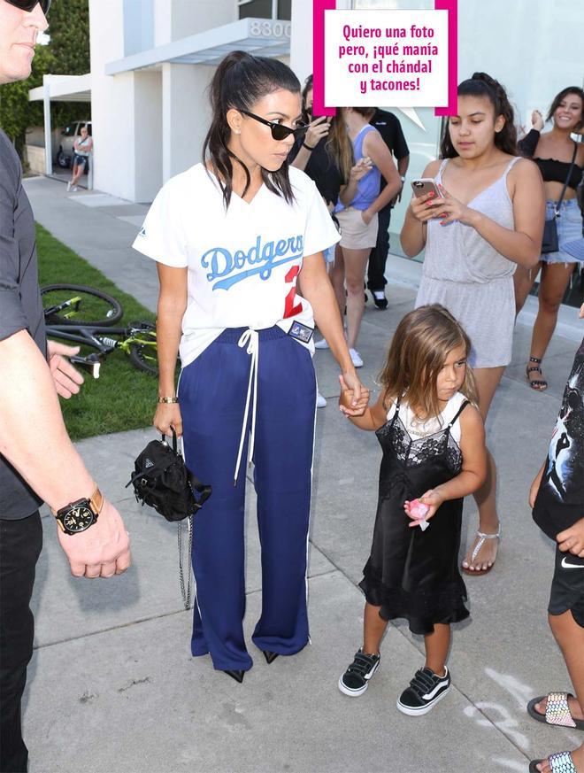 Kourtney Kardashian en chándal con tacones y su hija en camisón