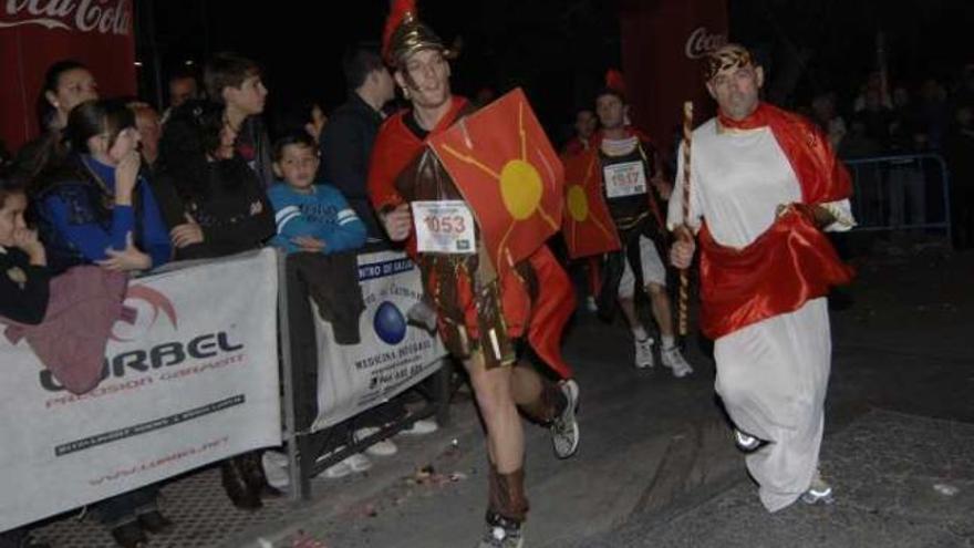 Varios atletas disfrazados de romanos para correr la San Silvestre.