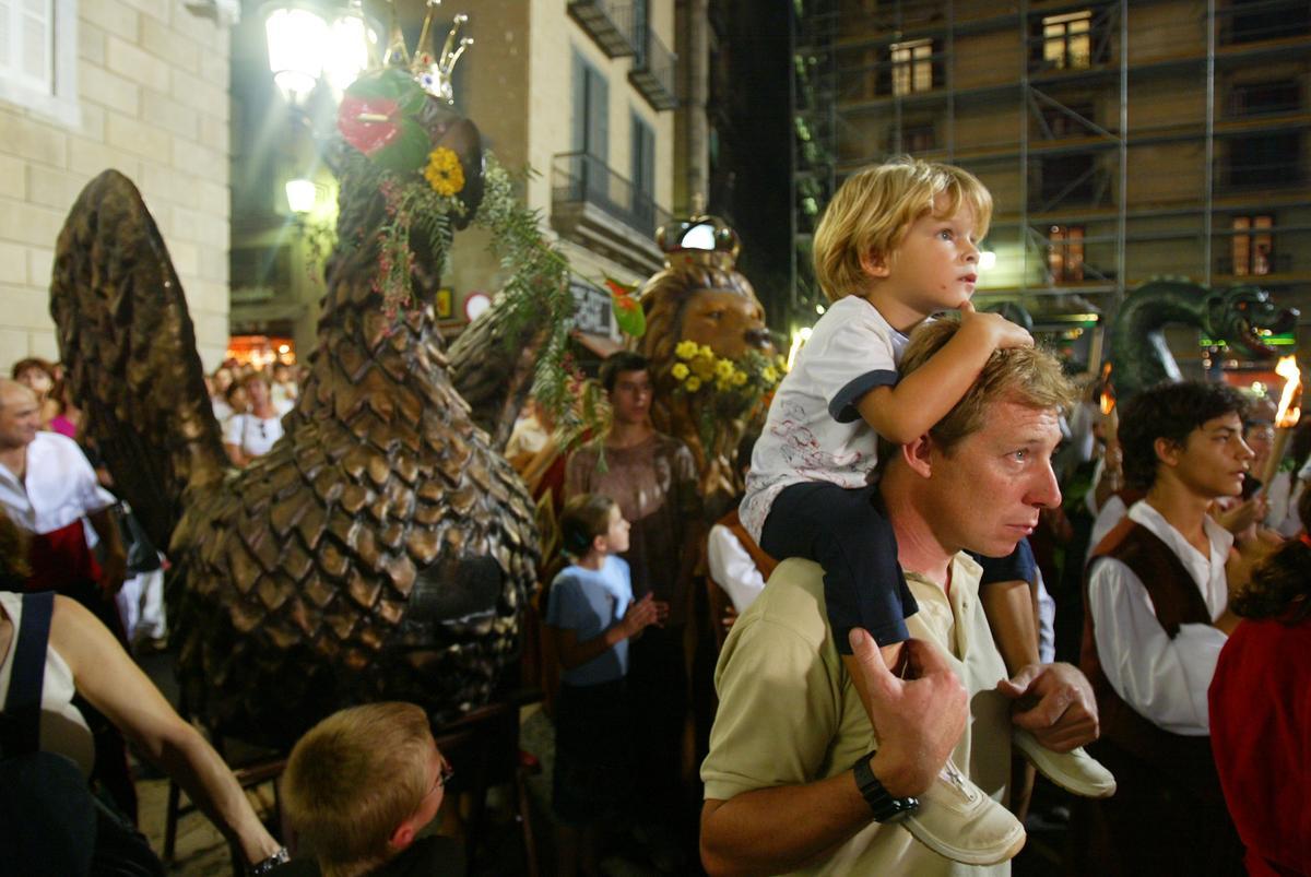 Mercè 2004. TOC D’INICI EN LA PÇA SANT JAUME CON LOS GEGANTS