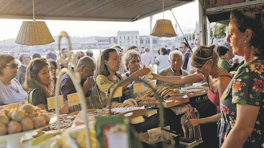 Ambiente, ayer, en el &quot;Mercadín de la sidra y la manzana&quot;.