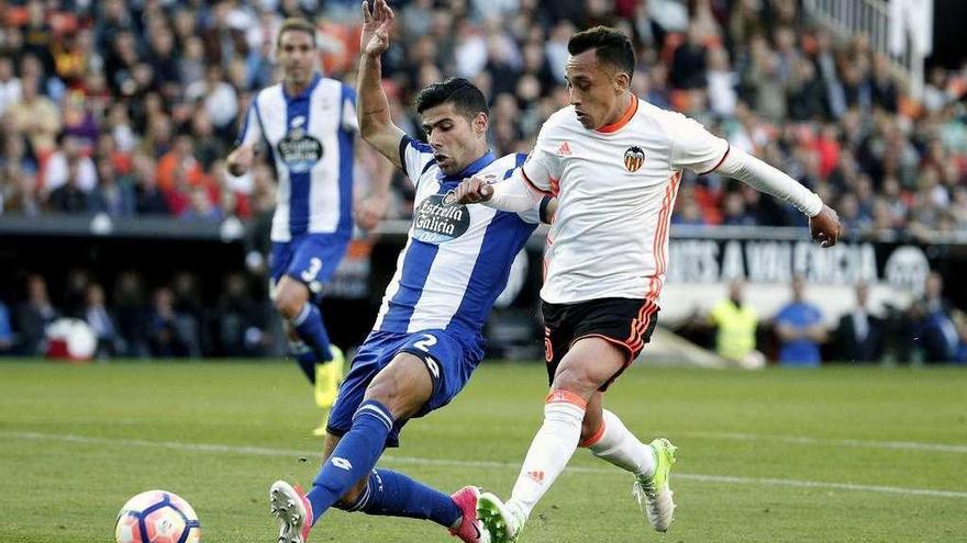 Orellana intenta superar al deportivista Juanfran, en un partido de Mestalla. // Manuel Bruque