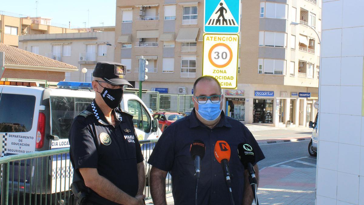 El intendente jefe de la Policía Local de Novelda y el concejal de Tráfico.