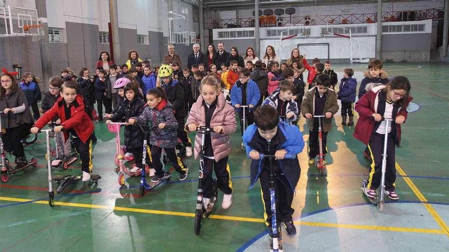 Alumnos de 1º de Primaria de Salesianos, ensayando ayer cómo moverse en patinete. // Iñaki Osorio