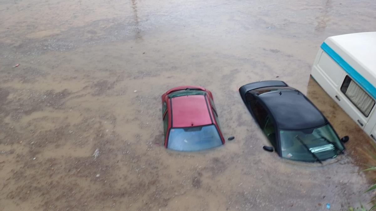 El antes y el después del campo de fútbol de San José tras la gran tormenta del sábado El antes y el después del campo de fútbol de San José tras la gran tormenta del sábado