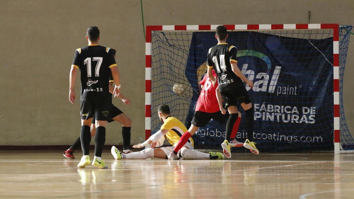 Uno de los goles del Cáceres-Nueva Elda de la primera vuelta.