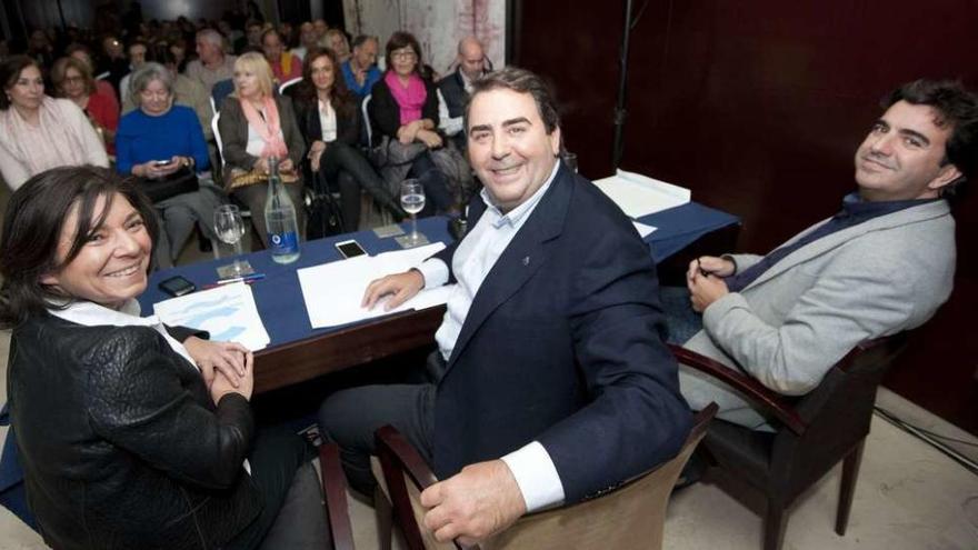 Begoña Freire, Carlos Negreira y Martín Fernández Prado, ayer en un acto con militantes y entidades sociales para hablar de Alfonso Molina.