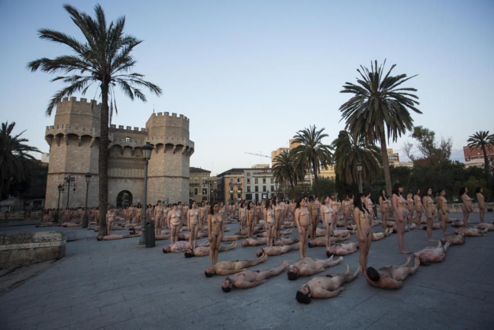 Spencer Tunick desnuda a 2.000 personas en València frente a las Torres de Serranos