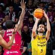 Joan Sastre tira a canasta en el partido Lleida-La Laguna Tenerife.
