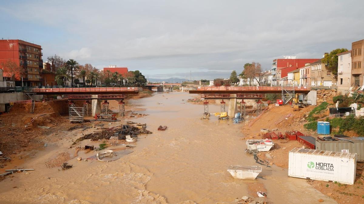 Así baja el barranco del Poyo a su paso por Picanya: todos los ojos puestos sobre él por la noche