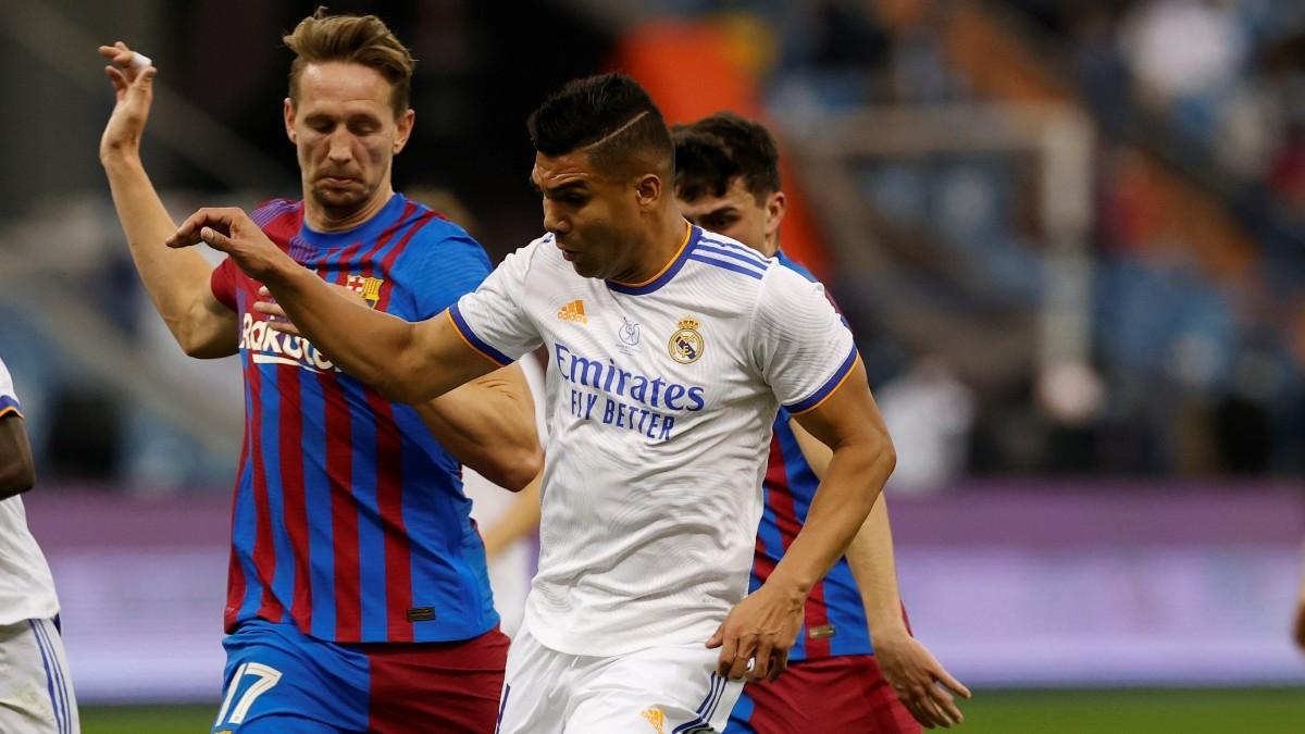 Casemiro, peleando un balón con Luuk de Jong