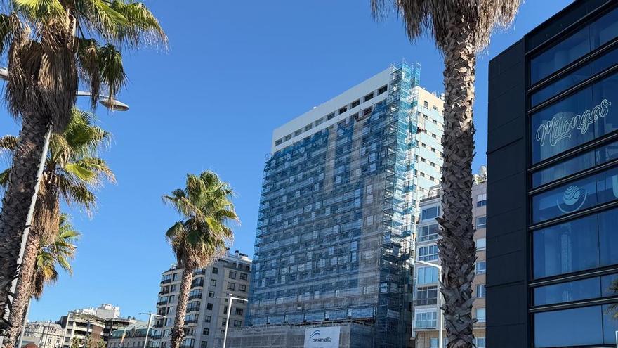 Adiós al «azul piscina» del Bahía de Vigo: la nueva fachada comienza a salir a la luz