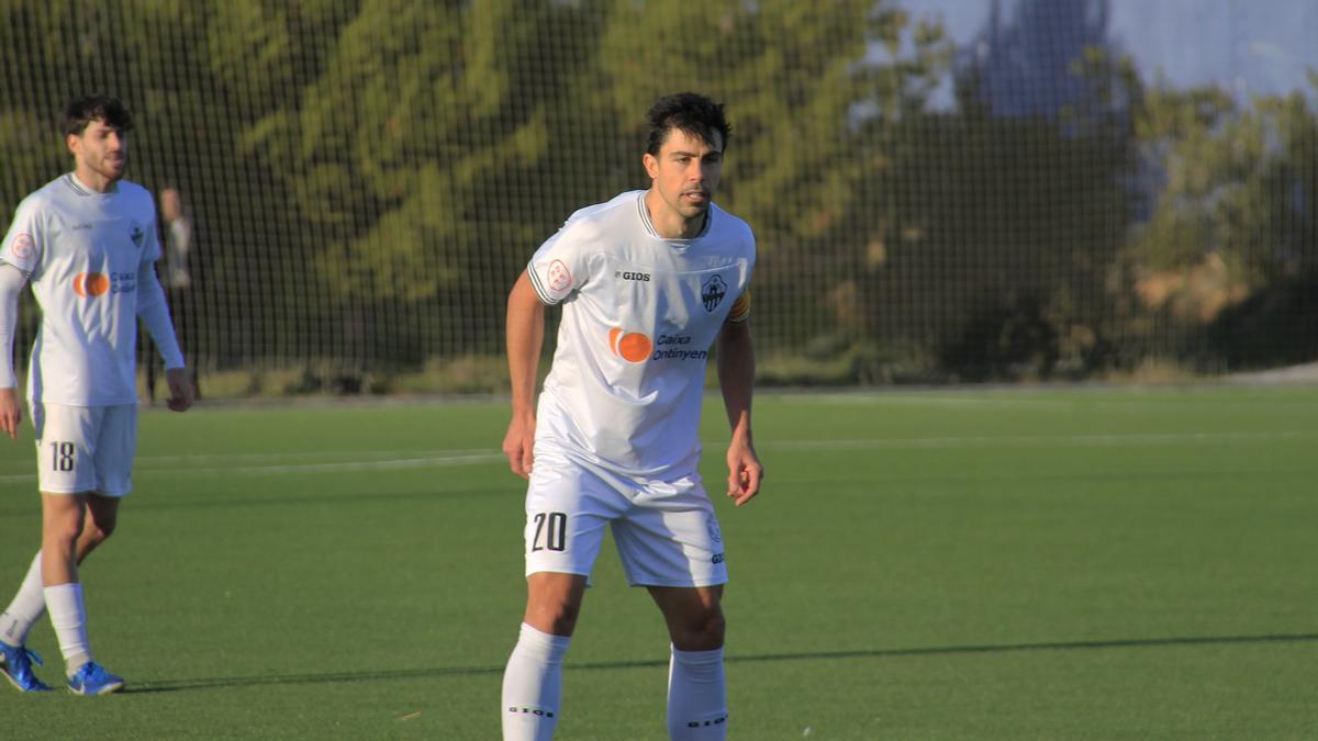 Juanan Casanova, futbolista del Ontinyent 1931 CF, en un partido.