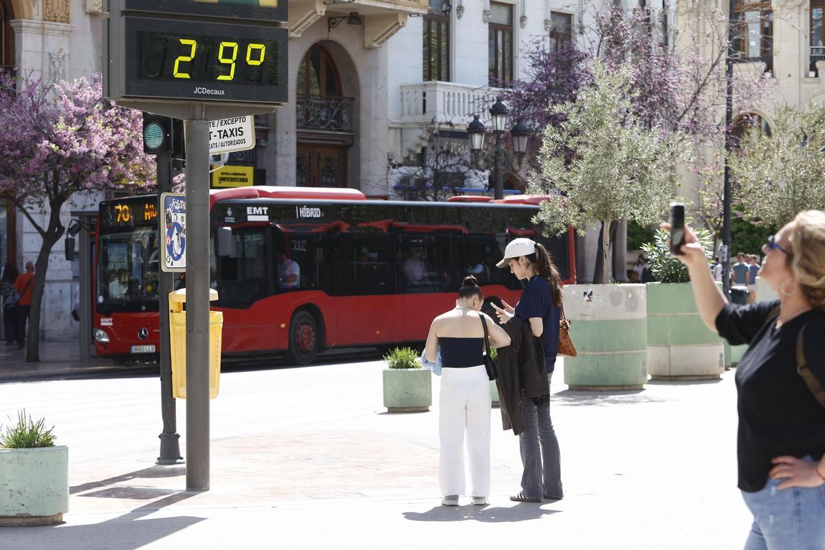 Un termómetro marca 29 grados este lunes en la plaza del Ayuntamiento de València