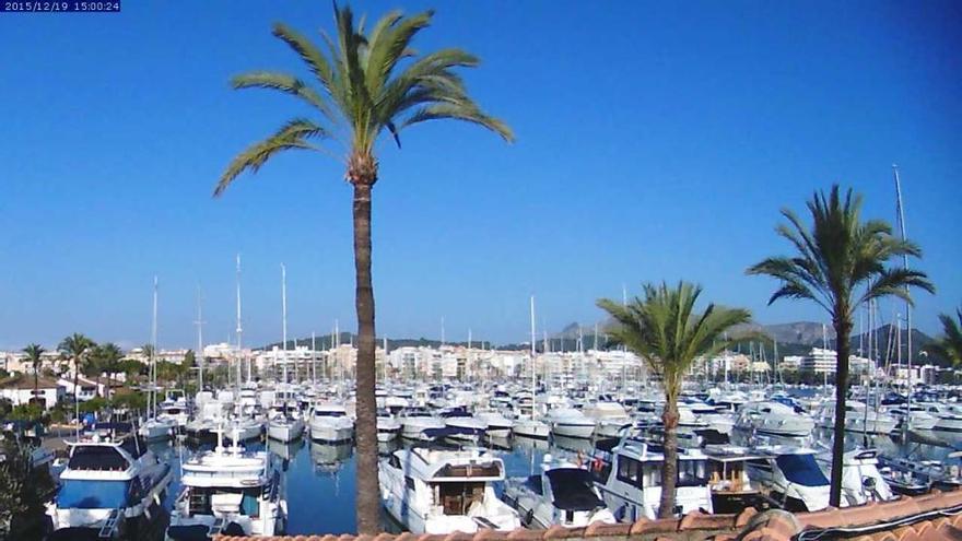 Strahlend blauer Himmel über Port d&#039;Alcúdia am Samstagnachmittag.