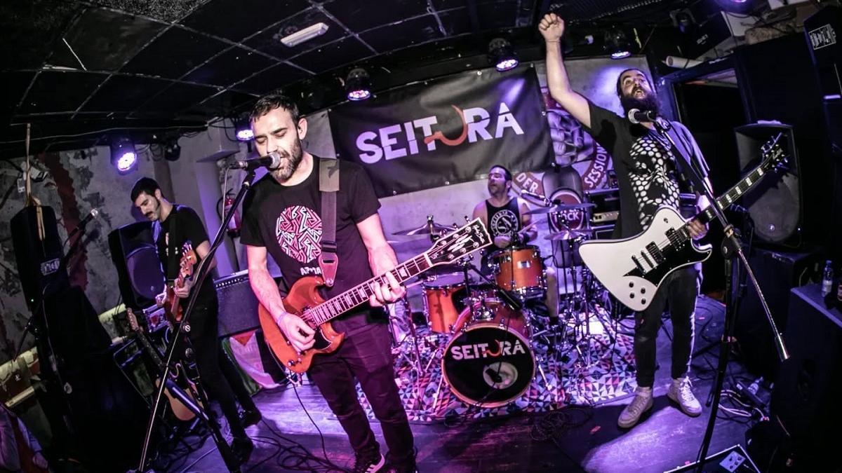 Seitura, nunha actuación ao vivo