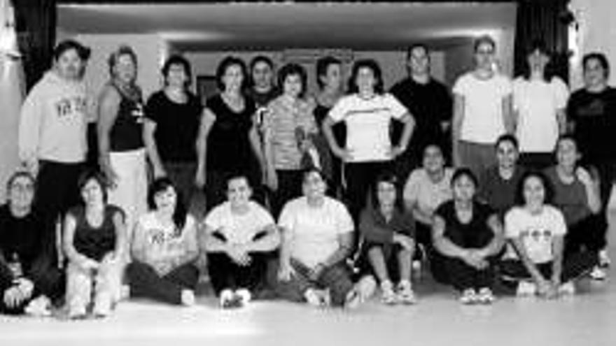 Grupo de gimnasia en los Cuatro Lugares / Talaván