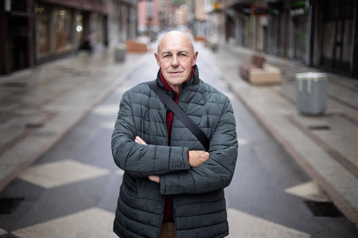 FELIPE BURON, EN EL CENTRO DE MIERES. PRESIDENTE DE LA ASOCIACION CULTURAL Y MINERA SANTA BARBARA. SERIE "ASTURIANOS. RETRATO COLECTIVO DE LA REGION". EDUARDO LAGAR. NO UTILIZAR
